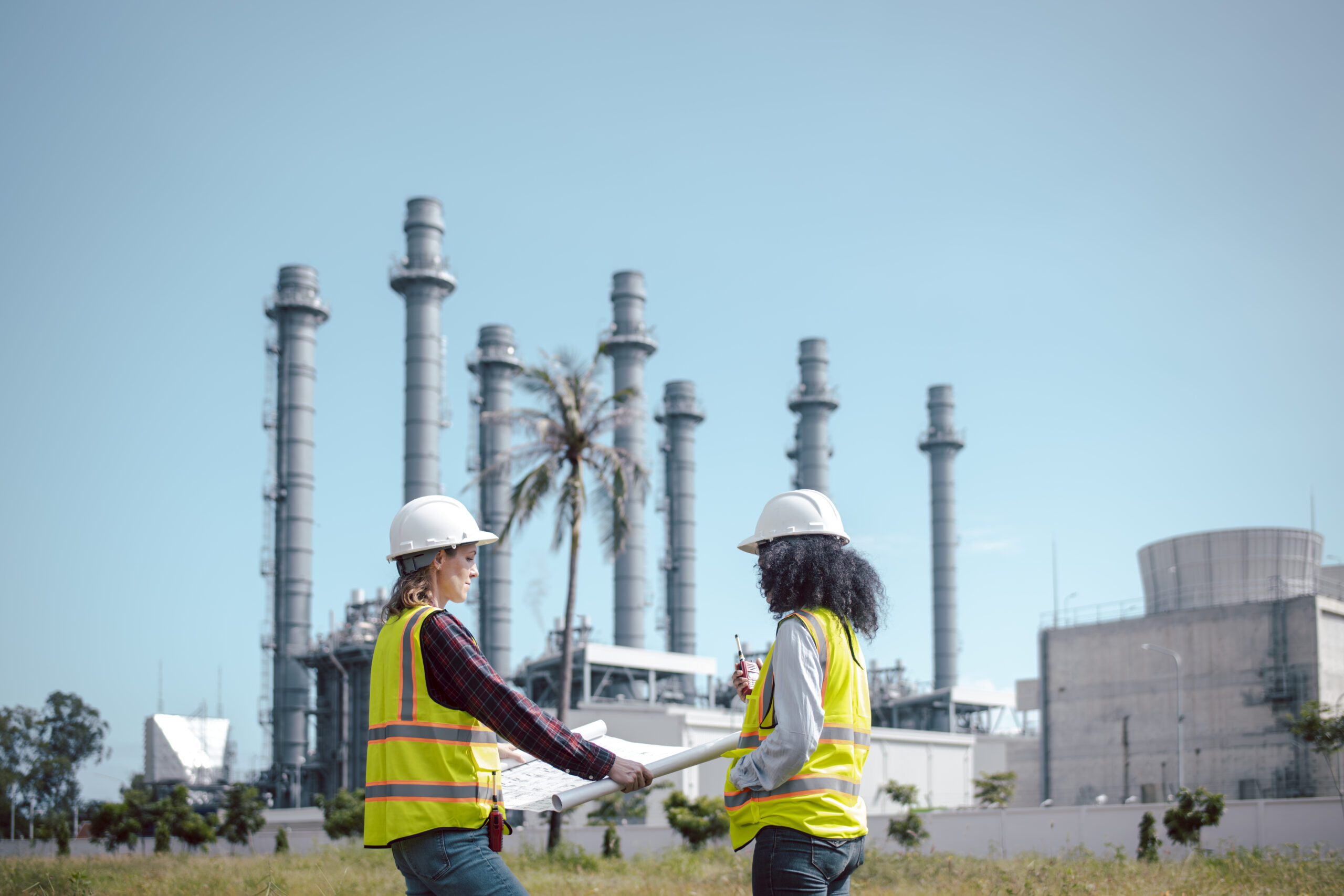 Dues treballadores d'enginyeria industrial
